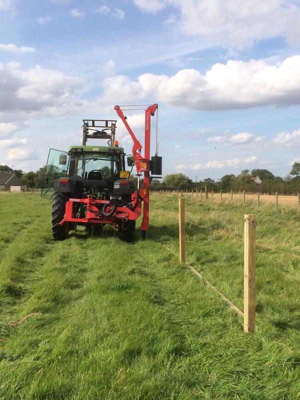 LCSJess's tweet image. The Post Knocker was busy this weekend, makes fencing so easy! Get in touch for more info! #fencing #hire #HorseHour