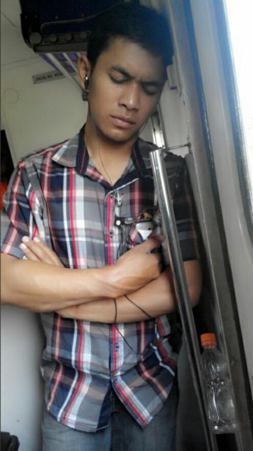OrieRiandri69's tweet photo. Gapapa berdiri,klo d depan ada yg ky gini...#Pramex #Solo_Jogja http://t.co/clkSF35aVr