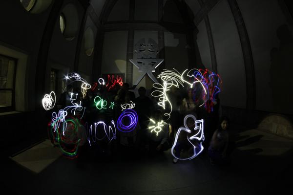 PalacioMineria's tweet photo. Taller de foto "Pintando con luz" con @FotoClubIng ¡Gracias a los que nos acompañaron! #NocheDeMuseos http://t.co/OspDjSCoBx