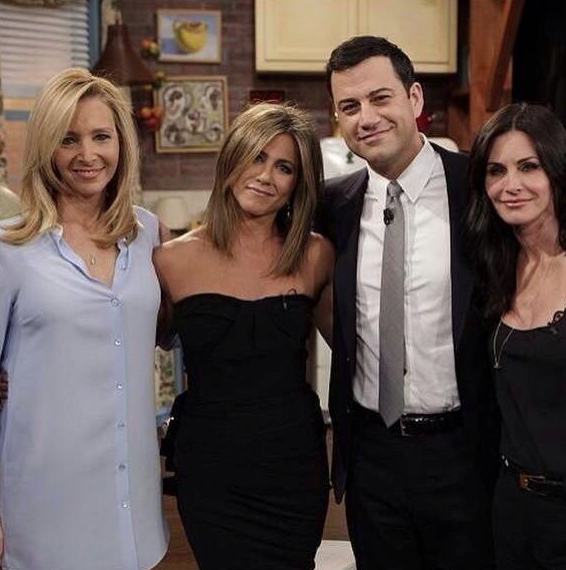 BarbieHarp's tweet photo. Reencuentro de las chicas de Friends !! Quiero llorar y pronto abrirán Central Perk en NY !!! http://t.co/V544IPzMiS