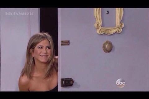 oneofthewendys's tweet photo. How does one look like she was in an episode that was like what 12 years ago? Only Jennifer Aniston 😭❤️ http://t.co/MU8efPgAak