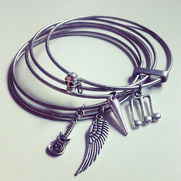 JazminRvr's tweet image. Pulseras 4€
#pulseras #bracelet #beacelets #wristband #wristbands #silvered #plateado #charm #rock #rnr #rockandr...