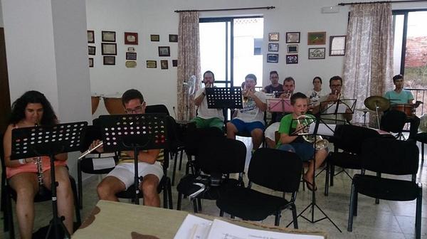 BandaMijas's tweet photo. Último ensayo de ayer antes del traslado de mañana http://t.co/q5GD7tVZla
