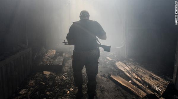 cnni's tweet image. BREAKING: 1,000 Russian troops move into Ukraine with heavy weapons, says U.S. citing intel: cnn.it/1qCZVQC