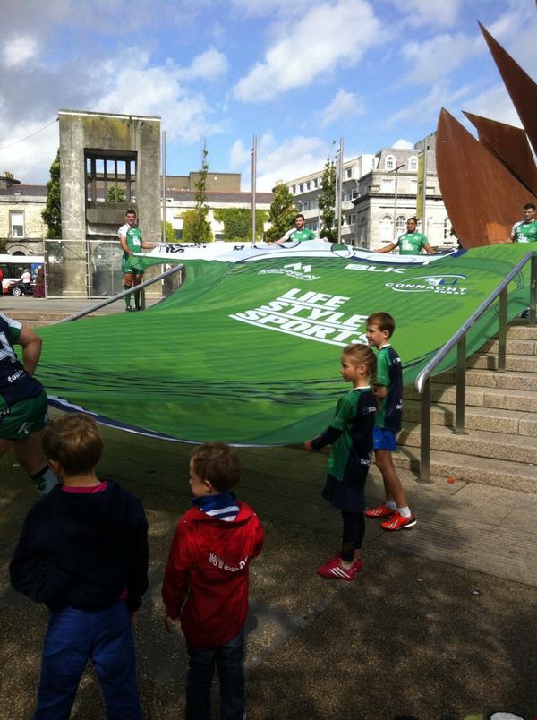 connachtrugby's tweet photo. Fun in the sun with our giant @lifestylesports jersey in Eyre Square today #LSSGameFace http://t.co/GVXjwZ7bWp