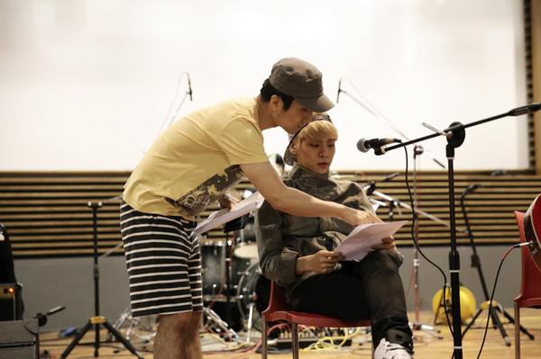 [D-7 크게 라디오를 켜고]
공개방송 일주일을 앞두고, 우리 디제이들은 열심히 연습 중이에요. #푸른밤 쫑디가 정지찬 씨와 이야기하고 있는 모습이 보이네요! X-)