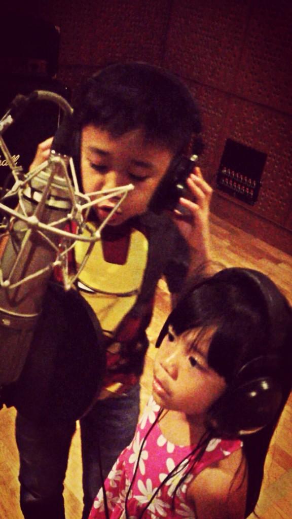 albumDongeng's tweet image. adik laki2 ku #bevan juga ikutan isi suara (backing vocal) di lagu #SETINGGI LANGIT ☺️
