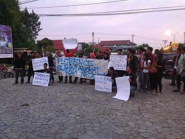 mbahKJogja's tweet photo. Aksi Damai #UsirFlorenceDariJogja sore ini di bundaran ugm Via @bursanekabantul  cc @florencje http://t.co/ih5aCU0tP0