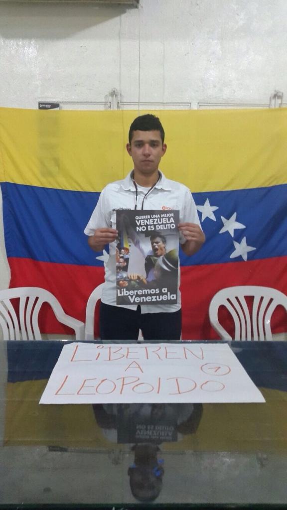 UniversitarioVP's tweet photo. Desde #Monagas envían mensajes de apoyo a @leopoldolopez, ellos exigien que #LiberenALeopoldo #28A http://t.co/415gFyRNf0