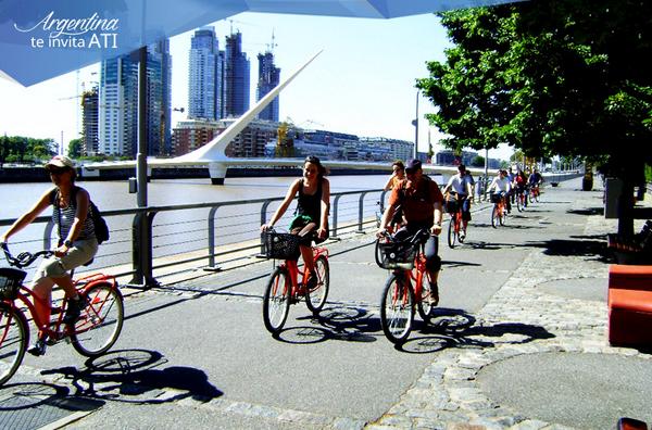 Recorrer la ciudad en bicicletas es una excelente opción para grandes y para chicos. goo.gl/18Nk8j