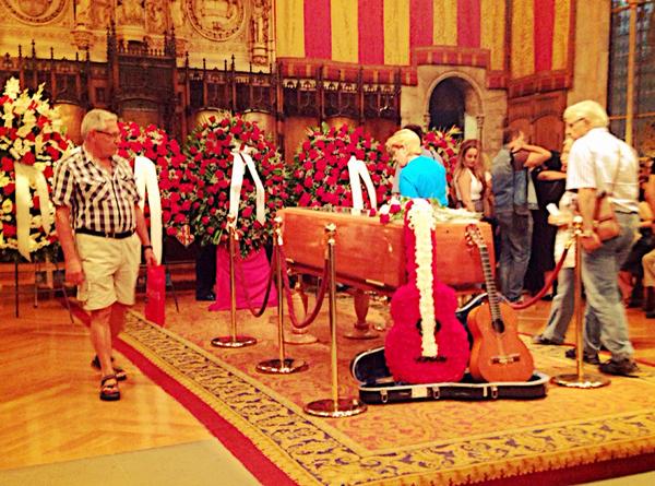thaisruizdealda's tweet photo. Nunca una guitarra tan roja y flamenca se había visto en el #salodecent de @bcn_ajuntament #PERETDEP http://t.co/CGbvXmnxb6