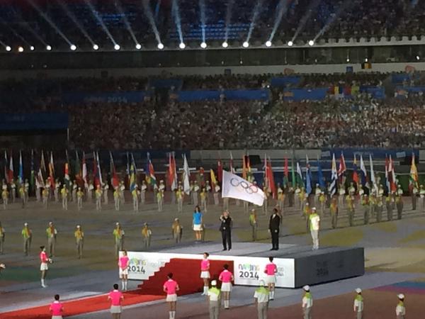 The handover of the Olympic flag to Buenos Aires, host city in 2018! #nanjing2014 #closingceremony <a href="/youtholympics/">Youth Olympic Games</a>