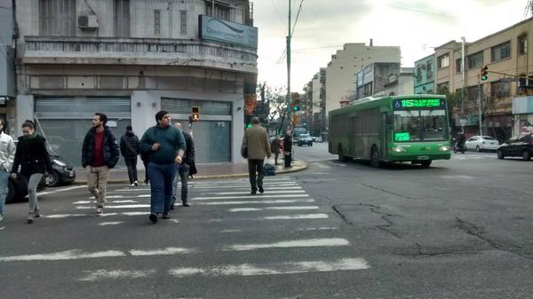 pintacto's tweet photo. En #Pintacto los vecinos de Villa Crespo comentan sobre el paro de hoy. http://t.co/cfjLyLEP2f http://t.co/FdxXneNxzJ