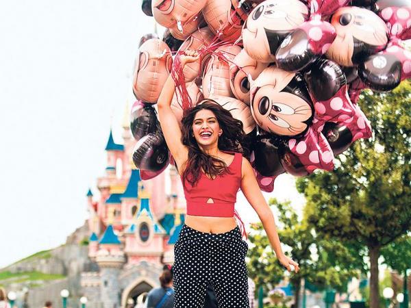 UTVStars's tweet photo. #Spotted

#SonamKapoor at Disneyland Paris! http://t.co/n7QAIMeQAV