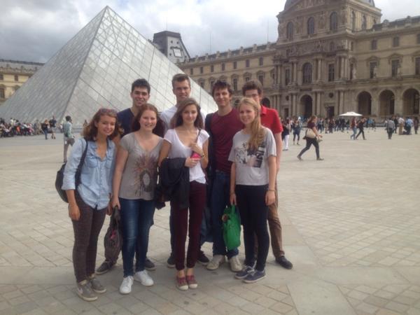bea_ran16's tweet photo. #RentréeIéseg Arrivé au Louvre, Romain découvre les merveilles de Paris http://t.co/lyIK65rRfF