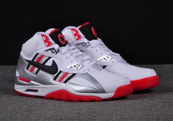bzumt_rap's tweet photo. Ich glaub die sind gekauft ! 

#nike #wirdauchlangsamzeit #sneackers http://t.co/728gVNNfWt