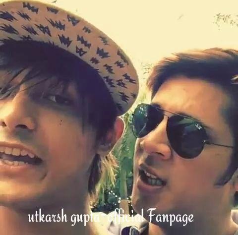 utkarshGuptaFC's tweet photo. JaroDostiBariKhubSuratHa @utkarsh_45025 @FAB5_OFFICIAL @Tina_kunwarFan @guitarist_dhruv @Abr_Ayazahmed @whacky_cabir http://t.co/uzQfsLb5rp