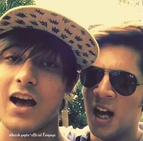 utkarshGuptaFC's tweet photo. JaroDostiBariKhubSuratHa @utkarsh_45025 @FAB5_OFFICIAL @Tina_kunwarFan @guitarist_dhruv @Abr_Ayazahmed @whacky_cabir http://t.co/uzQfsLb5rp