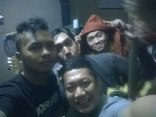 uyaksoerya's tweet image. ❤ alhamdulilah "@HNSB_official: Record -young life guide-, selfie dulu sama produser @septianmita cc @records_ss :p http://t.co/QLSHhkx2EC"