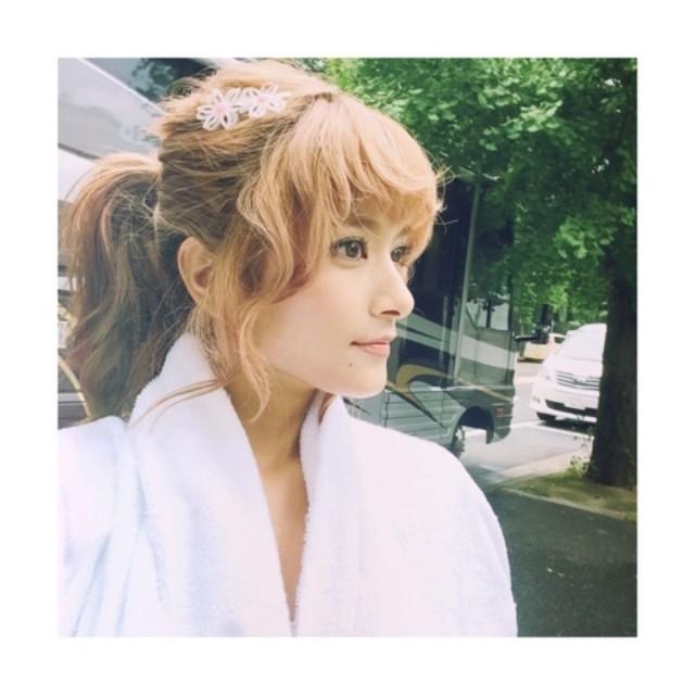 ローラファッションbot on Twitter &quot;きょうは、ヘアメイクさんが湿気にまけないキュートなポニーテールをつくってくれたの😊