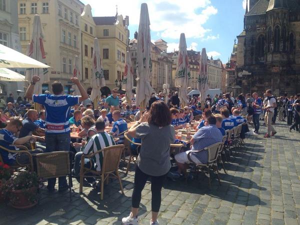 FCUpdate_nl's tweet photo. Mooi beeld uit Tsjechië: Praag kleurt blauw-wit! Fans van PEC Zwolle genieten van het Europese avontuur! #spazwo http://t.co/NdpoSXRz5s
