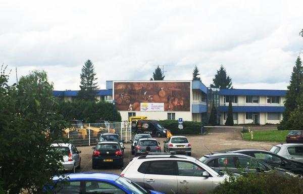 coopEMC2's tweet photo. Pose fresque de @lacoopagricole sur le siège #coopEMC2 - sur la RD964 - 8500 véhicules/jour http://t.co/rCPlMKslYF