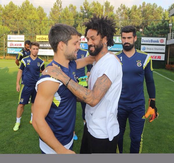 Fenerbahce's tweet photo. Cristian Baroni, akşam antrenmanı öncesinde takımımızla vedalaştı... http://t.co/zvLv7TtP8X