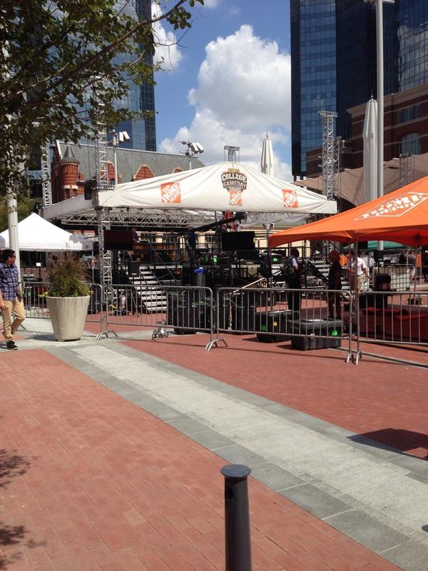 ChipRodgers1's tweet photo. #gameday #ESPN @OSUAthletics @sundancesquare @downtownfw @OrangePowerCom @CowboyClassic - Set up is underway! Pokes! http://t.co/MMDVxpp2AV