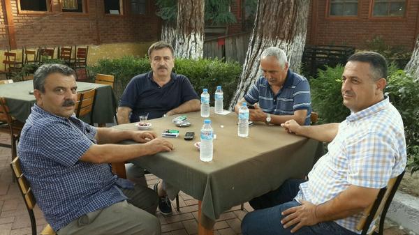Boyabat sehir parkinda dostlarla sohbet ediyoruz.