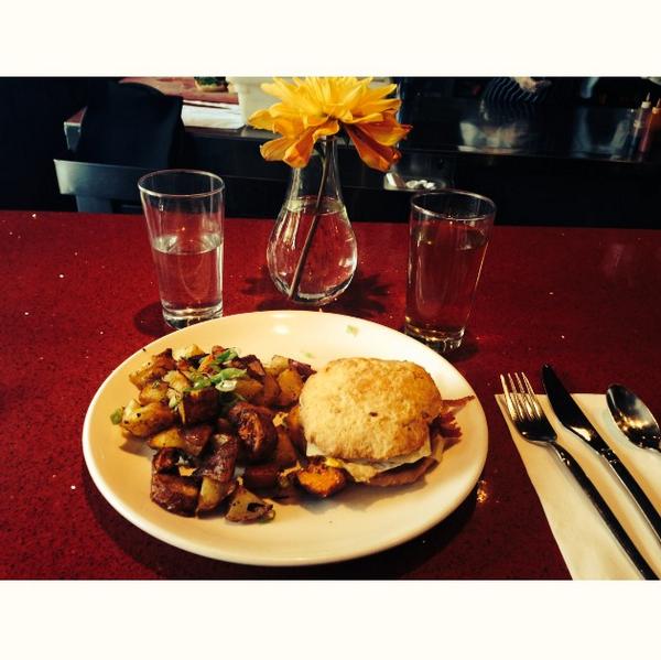 PrinceofPVD's tweet image. @EatingInRI just had an amazing breakfast at @nicksonbroadway !! #EatingInRI