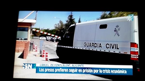 moral52's tweet photo. ¿CÁRCEL Ó LIBERTAD? 
LOS RECLUSOS PREFIEREN LA PRISION, Y SUS COMIDAS, A BUSCAR COMIDA EN LA BASURA EN LIBERTAD http://t.co/sVKkPhHZLW