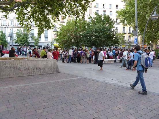 casa_solidaria's tweet photo. Desbordados. Necesitamos voluntarias/os urgente jueves en Madrid.
Contacta vía web: http://t.co/7lteHks0pz ¡Gracias! http://t.co/K2mIRCZcpv