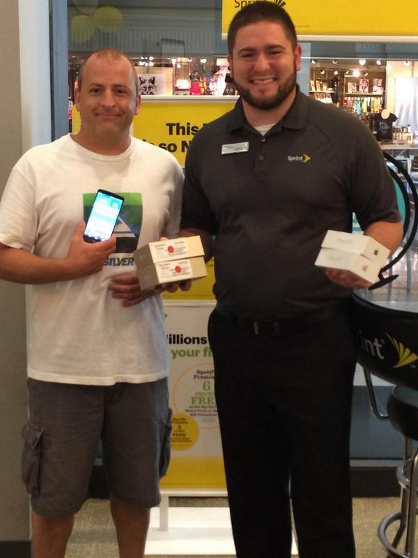 madrigal_mattm's tweet photo. New 4 line port in from Verizon! Looking happy #swnwhappycustomer #sprintpdx #doubleisbetter @RickyKBaker @SWNW_SG http://t.co/ndUFwRj93N
