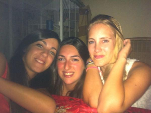 AlbaDS's tweet photo. Que bien se está cuando se está bien.@sandriviri92 @27Meri_gr http://t.co/AuJIHT5haH