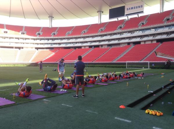 Chivas's tweet photo. Después del ejercicio futbolístico, continuamos con estiramientos con lo que terminamos el trabajo de este jueves. http://t.co/gjRj8m3fLe