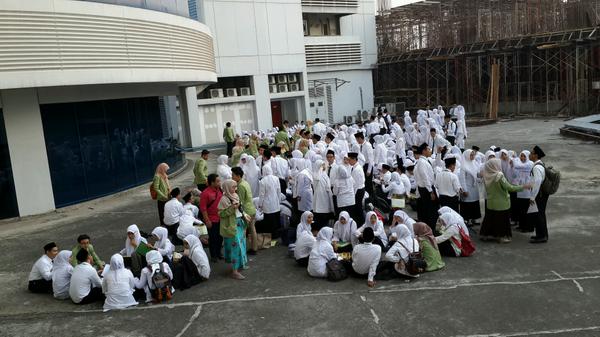 semafkuy's tweet photo. Buat yel-yel kelompok dulu yuk biar semangat beraktifitas hari ini @fkyarsi2014 http://t.co/N5oAwV4MuQ