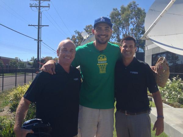 geeter3's tweet image. Tonight on Access Lakers @Bobby_Sacre shows @NickSwagyPYoung how to throw out the first pitch 7/10pm... Nailed it!