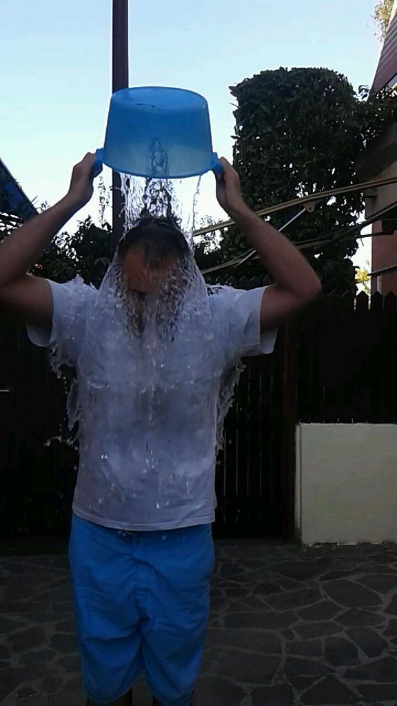 williamtosoni's tweet photo. #IceBucketChallenge http://t.co/m7L4VjXL67