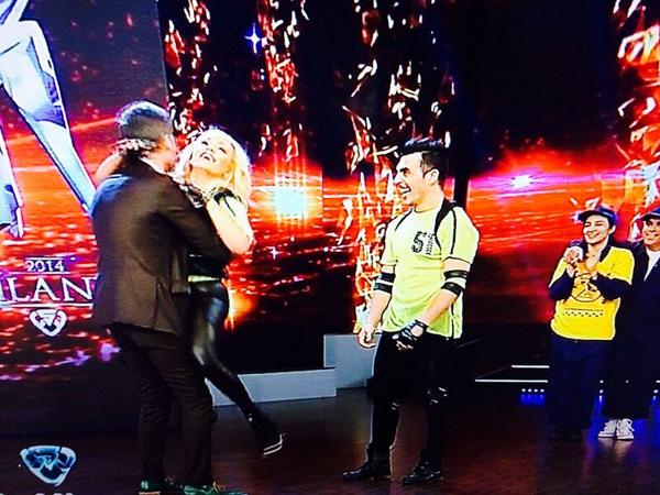 mariaritook's tweet photo. Abrazo a @cuervotinelli!!! Salvada. Feliz. http://t.co/5T9KNN5U3e