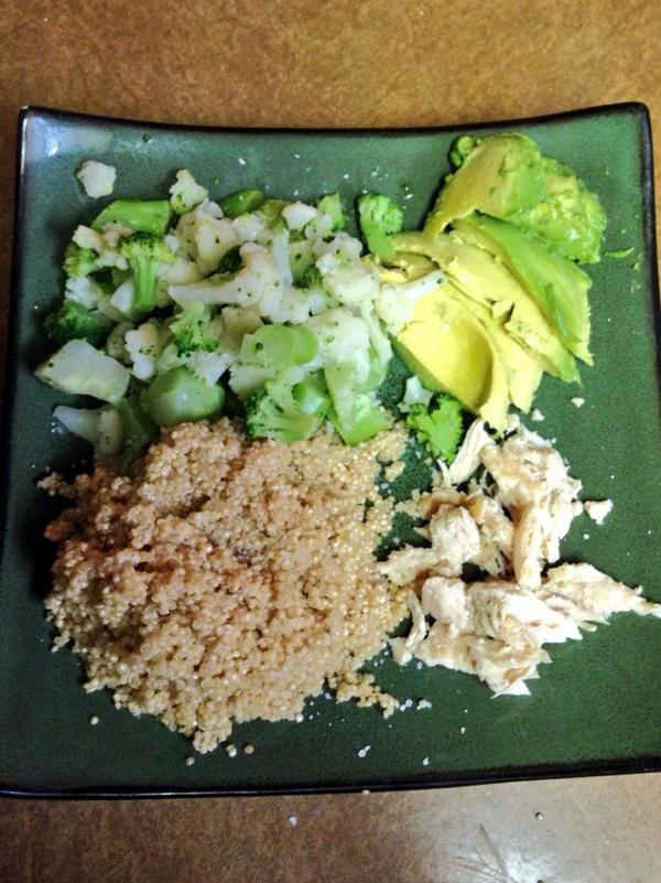 Abssotight's tweet photo. Dinner is so balanced in inlove! 💚 #quinoa #chicken #veggies #avocado http://t.co/sB5nW4gV7E