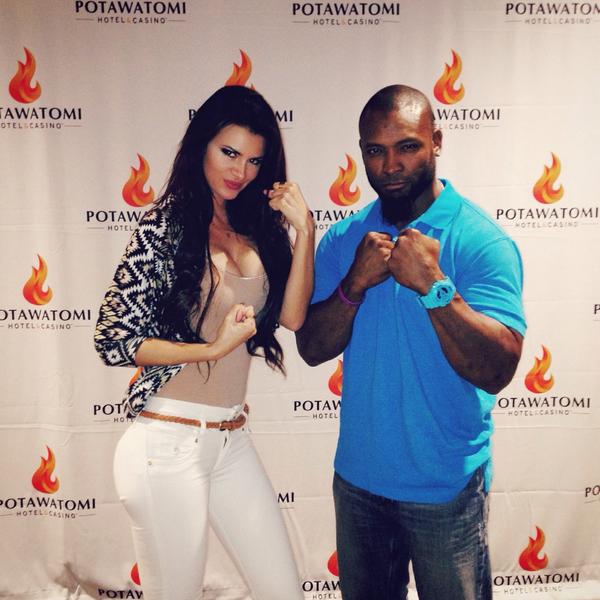 tweetAprilRose's tweet photo. You know I got this! Former Packer @AhmanGreen30 #ihavebonyknuckles #imsotuff #notreally @paysbig http://t.co/5rbPENX5EX