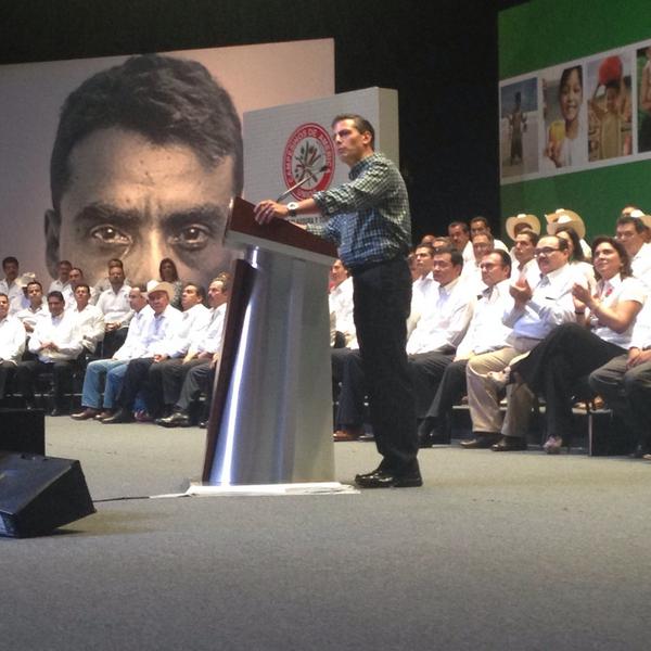 REQUENAJUDITH's tweet photo. Toma de protesta del líder nacional de la cnc Senador Cota http://t.co/k0NUmpscAO