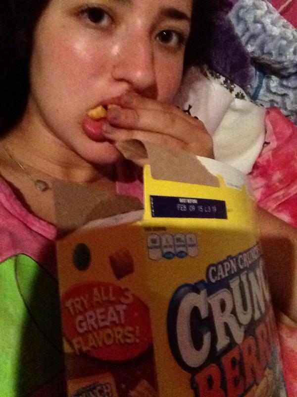 WhosJulieee's tweet image. "Do you excersize"
"You should start running" 
"Sit-ups" 
"Let's go to a health club together"