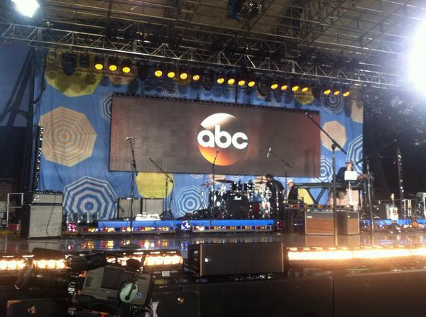 kaaplow's tweet photo. #BradPaisleyonGMA http://t.co/UiNtSFbraw