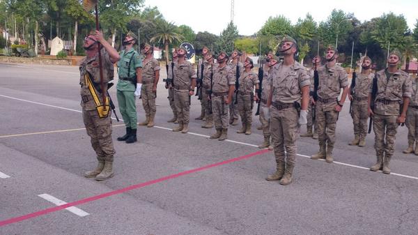 Lalegion_es's tweet photo. El ERECO 2 del Grupo de Caballería de La Legión ensaya el acto de entrega de mando de la X Bandera 05SEP14 http://t.co/UOCtXnIPzu