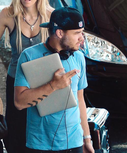 fangirlsalltime's tweet photo. @Real_Liam_Payne #21ThingsToLoveAboutLiam #thing9 its a bad thing for health I know :( but he looks hot smoking http://t.co/oBzcj1Bqxg