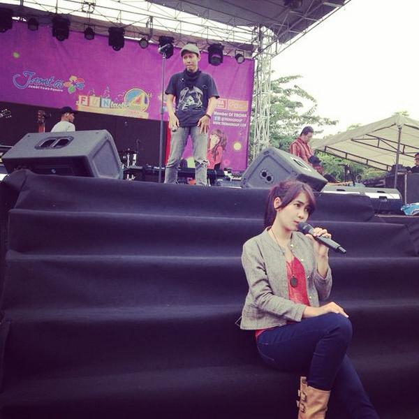 insomNISA_Soul's tweet photo. Checksound buat malam ini #Jamtos @AnisaRahma_Adi ^^ http://t.co/Lwwc8Prkup