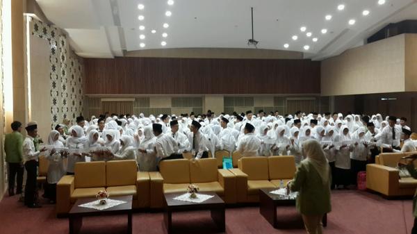 semafkuy's tweet photo. @fkyarsi2014 lagi main games dulu nih di auditorium ar-rahim http://t.co/LyAFAuTJHu