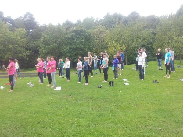 NollKIT's tweet photo. Här är våra duktiga Nollan med på ett episkt Death metal yoga-nolluppdrag! <3 http://t.co/MpJX7plQLy