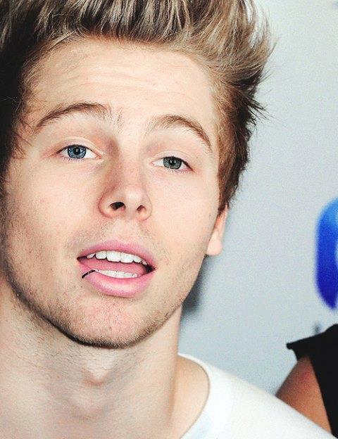 penguinislukex's tweet photo. i love luke even those he keeps ignoring me #5SOSAddIsraelToDerpCon http://t.co/EXhQa2vWzY